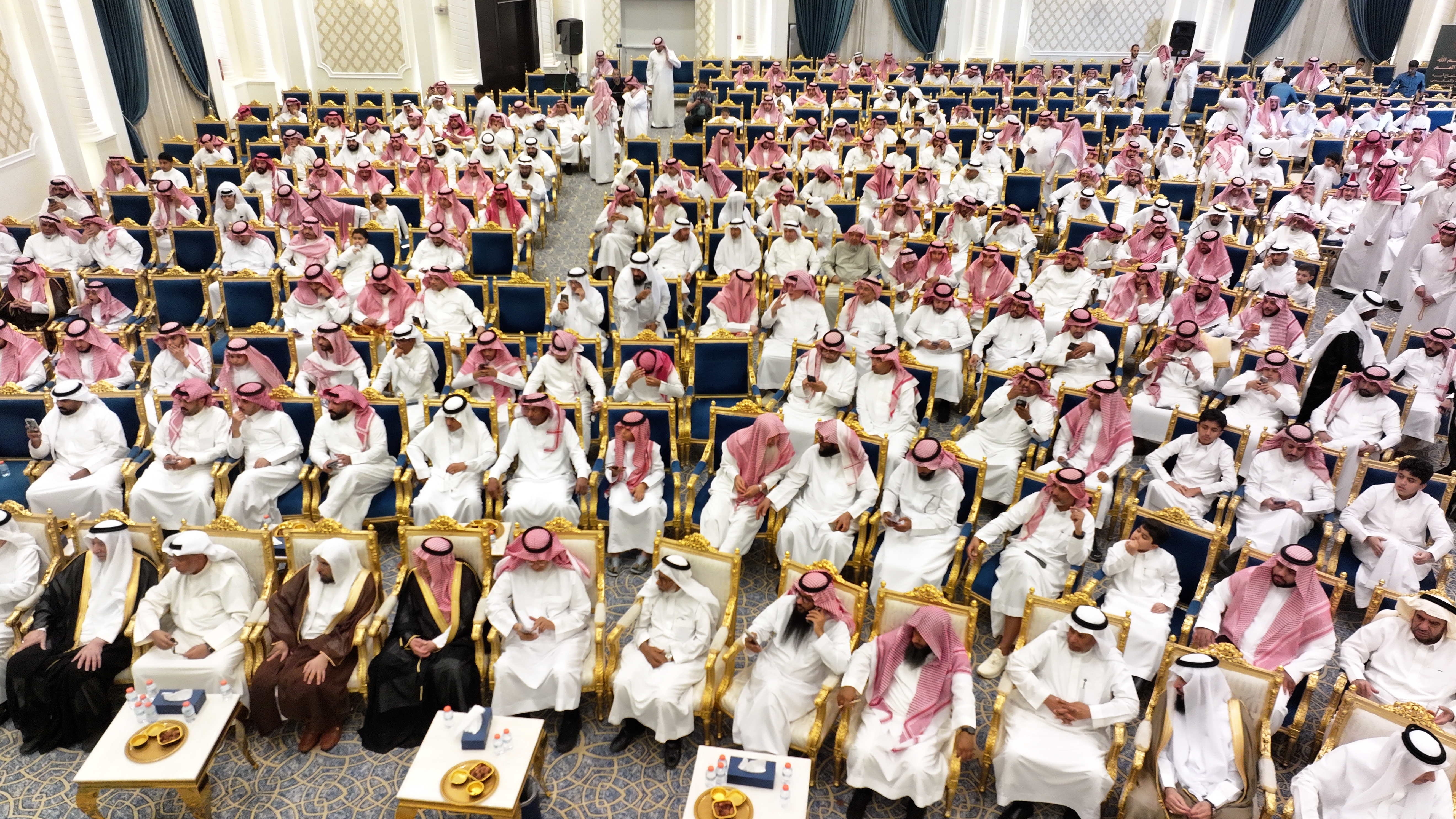 أسرة تطل على معالم تراثية